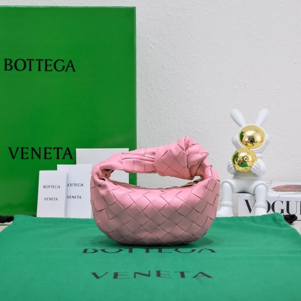 Batch 1080 BV super mini JODIE handbag, dumpling bag, woven knotted bag, simple, fashionable and super cute🍒Every color is high-end. It is a smaller version of the original mini version🤣It can only hold cuteness🍓🍓The upper body is fashionable and romantic. The fashionable bags created by Daniel Lee are really more and more favored by street experts. Style number: 6699-0# Size: 17*16*6.5